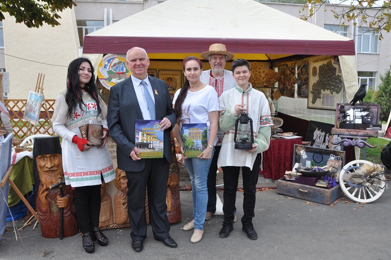 Данута Чех-Астрашевская с директором Олегом Бахановичем и коллегами